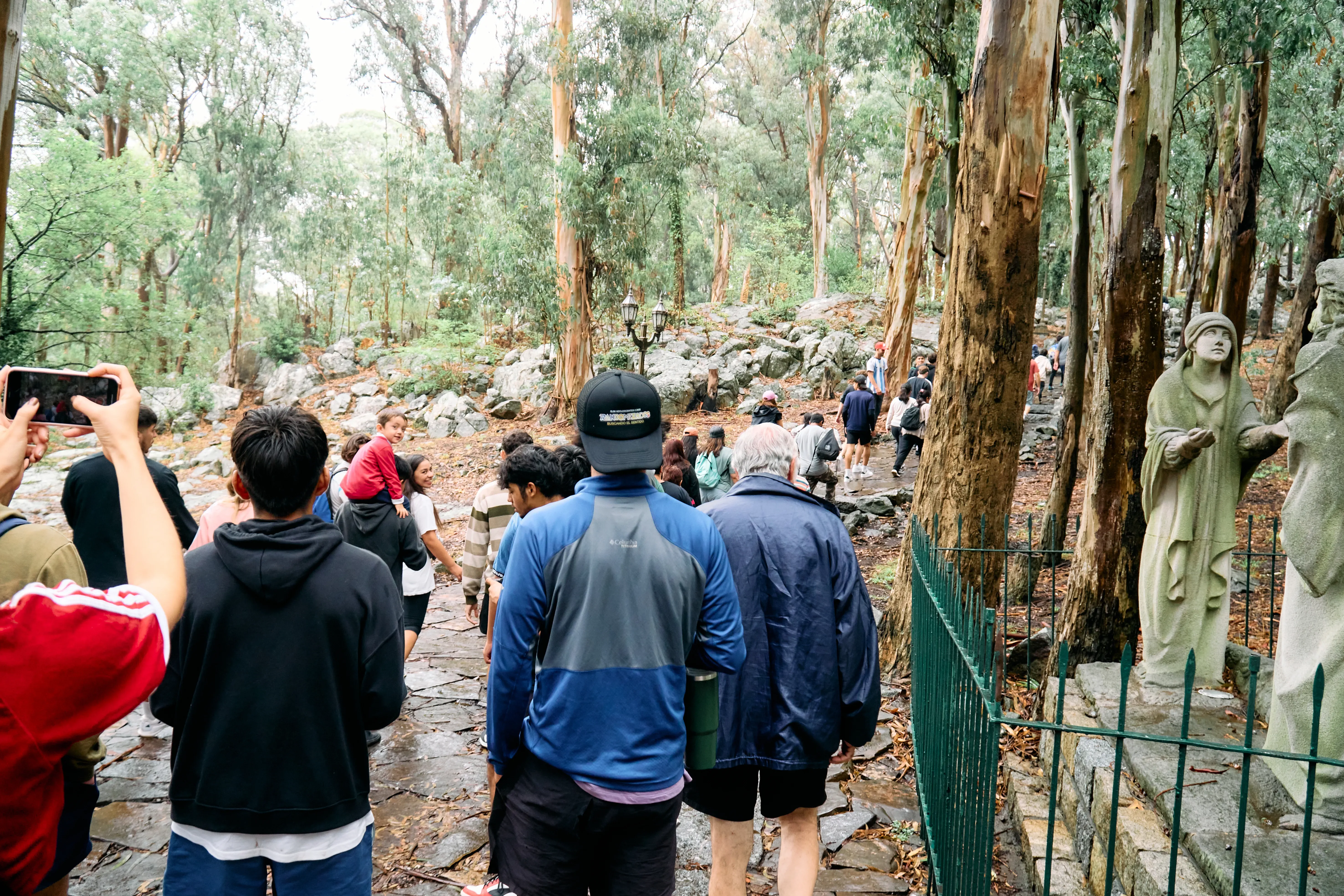 Personas caminando en el campamento de tandil 2025