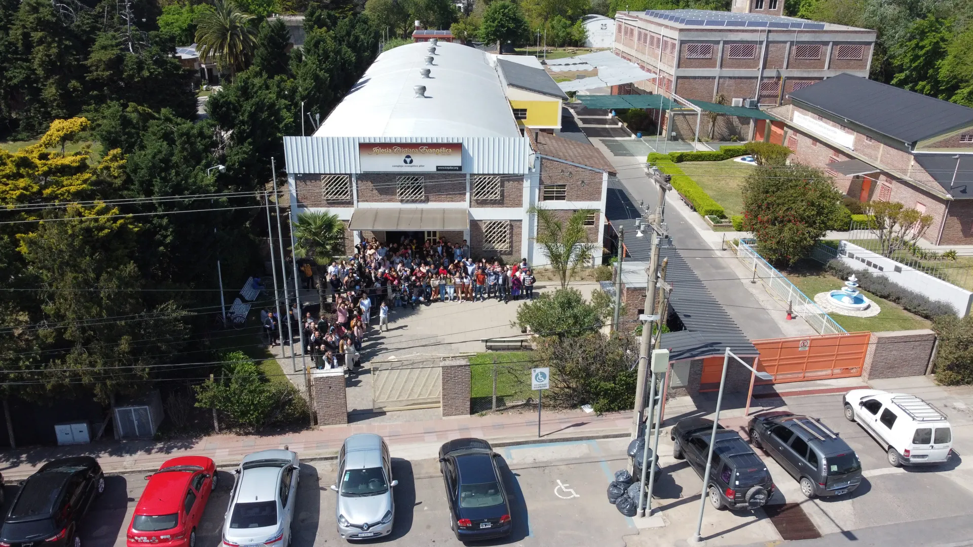 Fachada de la iglesia con los integrantes de la misma