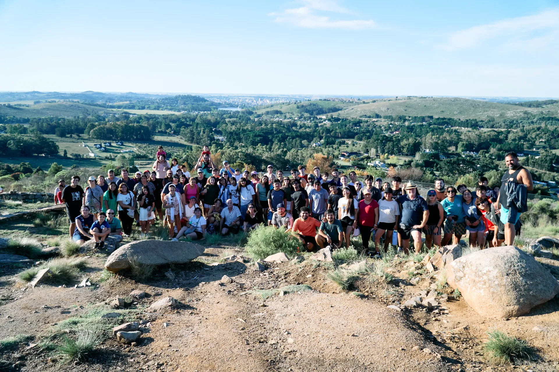 Grupo de integrantes de la iglesia en un campamento desde una sierra