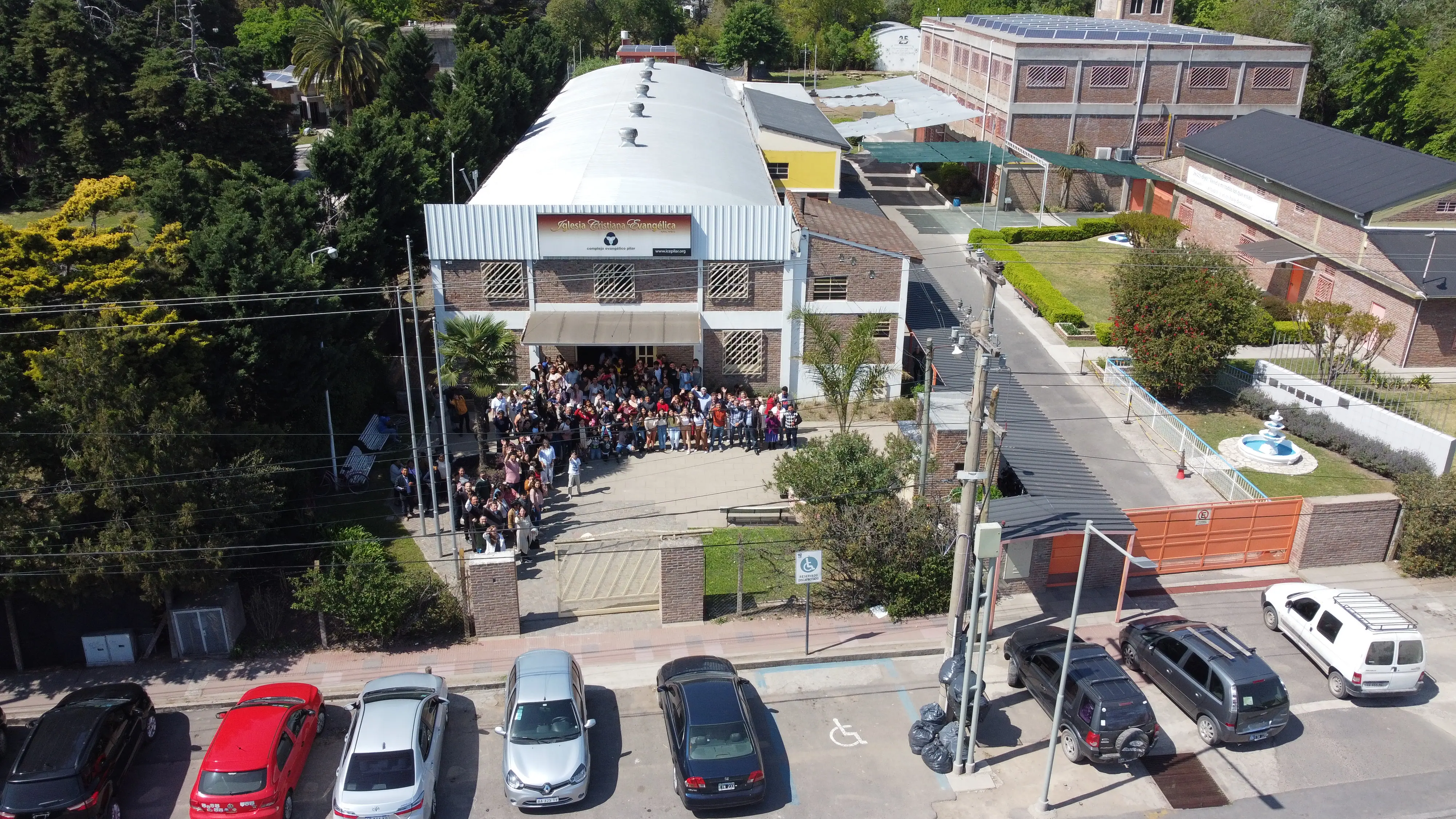 Fachada de la iglesia con los integrantes de la misma