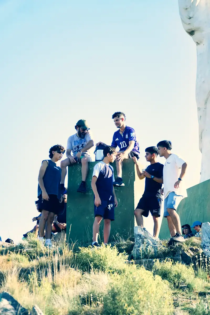 Grupo del campamento en la cima de un cerro